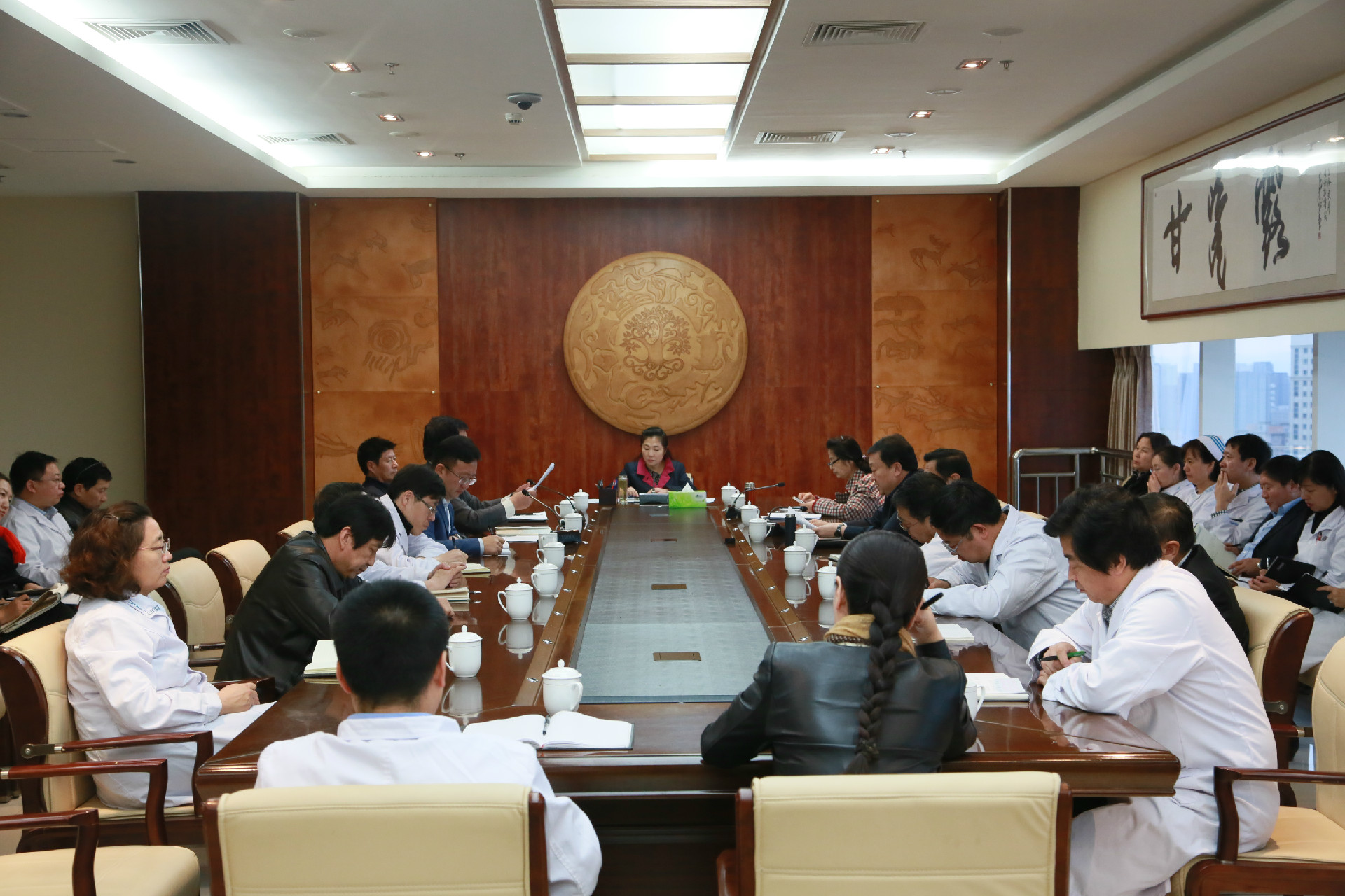 內(nèi)蒙古國際蒙醫(yī)醫(yī)院黨委中心組專題學(xué)習(xí)《呼和浩特市城市公立醫(yī)院綜合改革方案》