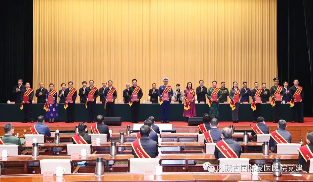 【喜報(bào)】內(nèi)蒙古國際蒙醫(yī)醫(yī)院黨委書記畢力格同志榮獲“全區(qū)民族團(tuán)結(jié)進(jìn)步模范個人”稱號