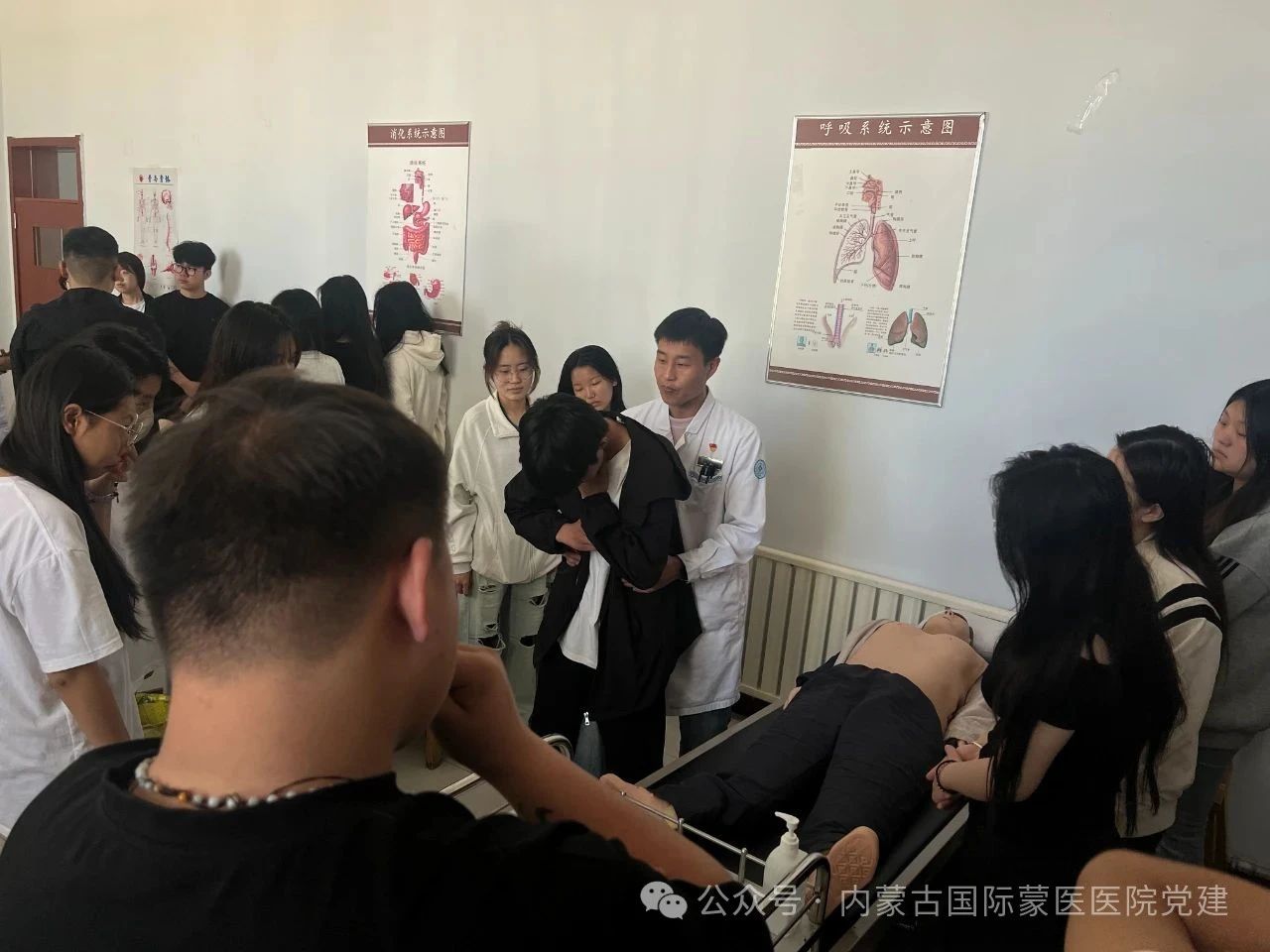 【黨支部品牌建設(shè)年】內(nèi)蒙古自治區(qū)國際蒙醫(yī)醫(yī)院各黨支部深入校園、社區(qū)、單位開展主題黨日活動(dòng)