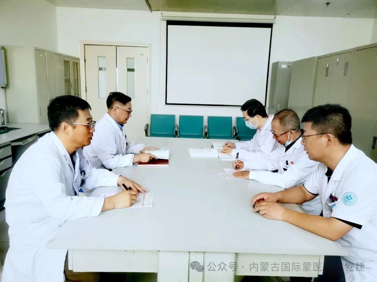 【深入貫徹中央八項(xiàng)規(guī)定精神學(xué)習(xí)教育】內(nèi)蒙古自治區(qū)國際蒙醫(yī)醫(yī)院各黨支部召開黨員大會(huì)